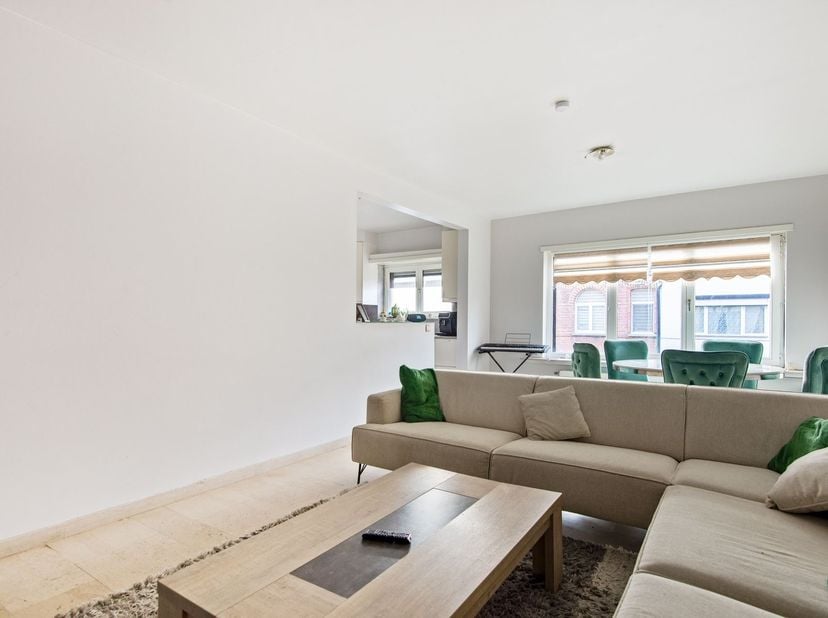 Ligging: Dit appartement is gelegen in de rustige Fakkelstraat in Hoboken, een aangename woonomgeving met een vlotte bereikbaarheid. Winkels, scholen