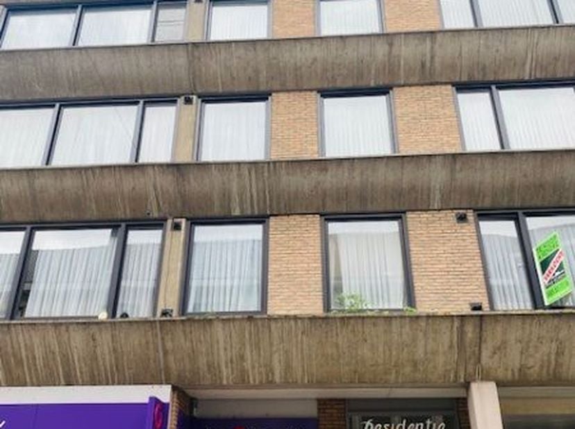Hartje Ronse vinden we deze opbrengsteigendom/woonst, bestaande uit inkomhall, leefruimte met open keuken en berging, 2 slaapkamers, gastentoilet en s