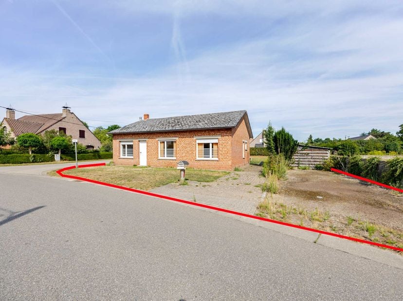 PERCEEL VAN 2.757 M² MET POTENTIEEL -<br />
Ruim perceel van 2.757 m² met woning op uitstekende ligging.<br />
<br />
Let op: Google maps toont niet h