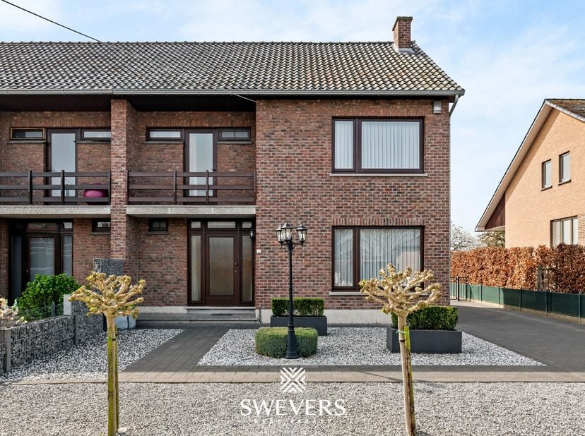 Voor meer info en foto’s, surf naar www.swevers.be – Deze ruime woning op Zevenboomkensstraat 34 in Alken verrast met haar veelzijdige indeling, aange