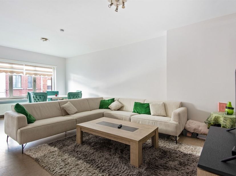 Ligging: Dit appartement is gelegen in de rustige Fakkelstraat in Hoboken, een aangename woonomgeving met een vlotte bereikbaarheid. Winkels, scholen