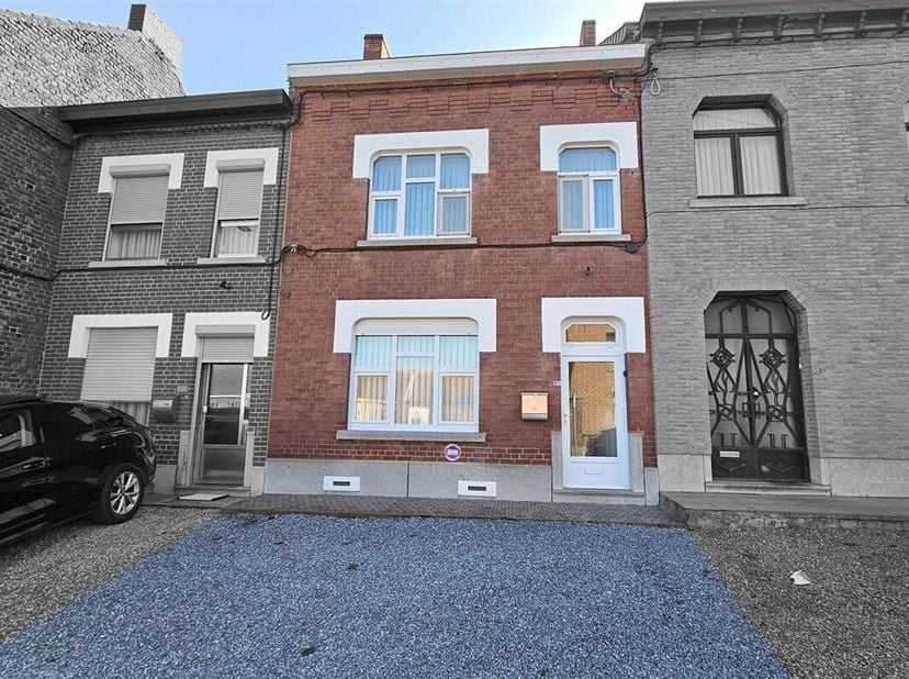 Prix: Offre à partir de 180.000 euros, frais d'agence non inclus et à charge de l'acquéreur.<br />
Chouette maison habitable rapidement et comprenant:
