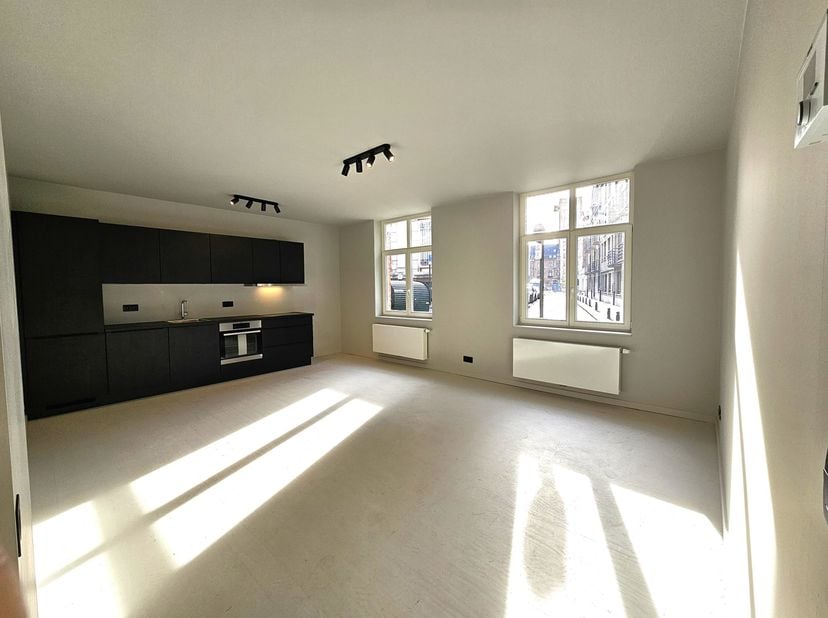 RUE AUX LAINES. Volledig gerenoveerd appartement. EERSTE BEZETTING NA RENOVATIE. Entree, hal, woonkamer met volledig uitgeruste keuken, toilet, slaapk