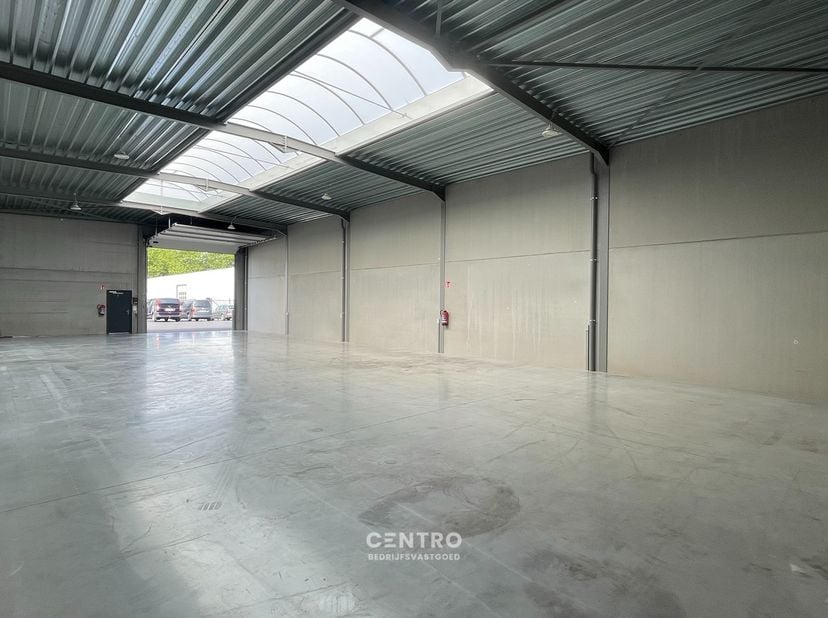 <br />
Benaderende OPPERVLAKTEN:<br />
11,40m x 26,20m = 300m²<br />
<br />
SPECIFICATIES:<br />
<br />
<br />
	Constructie: Betonnen<br />
	Wanden:&amp;n