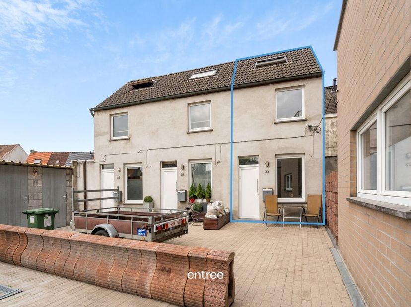 Indeling: <br />
<br />
Deze knusse stadswoning omvat op het gelijkvloers een leefruimte met open keuken. Het 1e verdiep beschikt over een badkamer me
