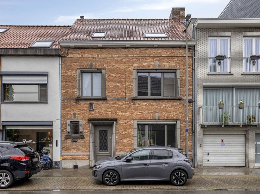 Deze karaktervolle woning in Sint-Kruis geniet van een uitstekende ligging op wandelafstand van Brugge en vlak bij de Polders en Damme. Winkels, schol