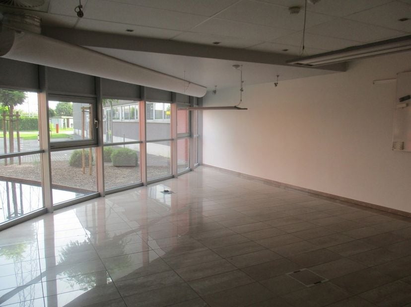Logistieke site met 6.850m² magazijn (Hal A+E) met 12 los- laadkades, 3.500m² magazijn (Hal B+C) met 4 gelijkvloerse poorten, 590m² kantoren, en verha