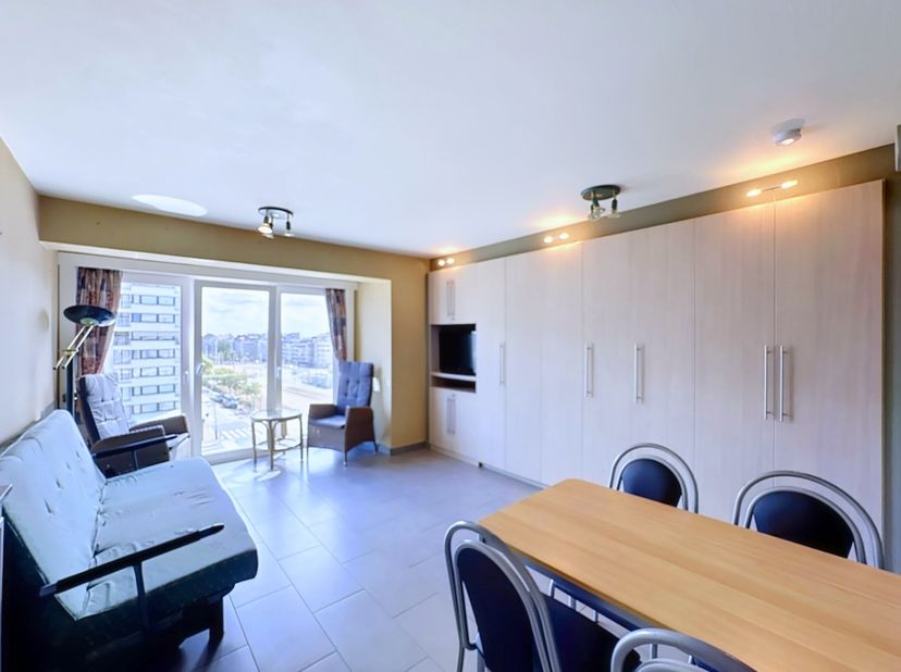 Deze studio is uiterst gunstig gelegen op het Heldenplein van Heist, vlakbij het strand en het commerciële centrum van Heist. De studio heeft een bewo