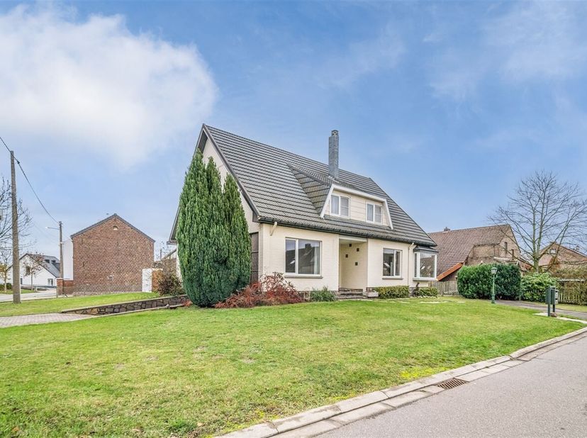 Deze instapklare woning op een prachtig perceel van 8a83ca biedt bijzonder veel ruimte en flexibiliteit. Dankzij de doordachte indeling met een linker