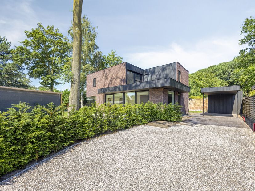 Cette élégante maison neuve est située au calme dans un quartier résidentiel verdoyant du centre de Varsenare et, avec sa surface habitable de 205 m²,