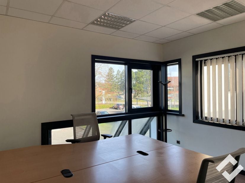 Instapklare kantoorruimte van 15m2 te huur met gunstige ligging op de voormalige Sleurs site te Balen (verbindingsweg Balen - Leopoldsburg N18). Dit k