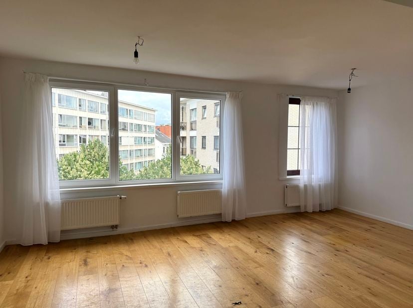 Ontdek dit lichtrijke en instapklare appartement van 72 m², gelegen op een aangename locatie. Dankzij de grote raampartijen geniet de leefruimte van e