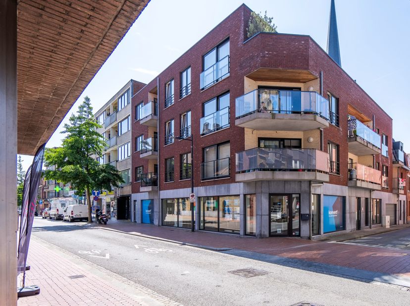 Deze verzorgde en onmiddellijk bruikbare kantoorruimte van 158 m² bevindt zich op een uitstekende ligging in het centrum van Izegem. Ideaal voor zelfs