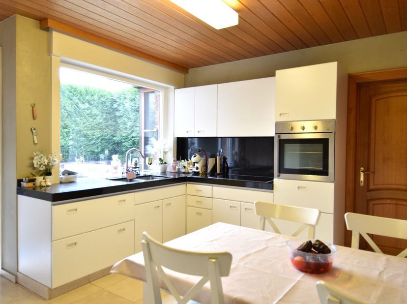 Deze verzorgde gezinswoning combineert ruimte, charme en een uitstekende ligging vlakbij het centrum van Bissegem. Scholen, winkels en belangrijke inv