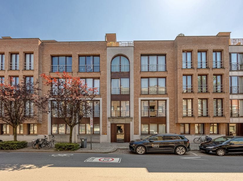 Ruim appartement met 2 slaapkamers, terras en garagebox op de 2e verdieping. Centraal gelegen in Turnhout. EPC: B-label (102 Kwh/m²). <br />
Ligging:
