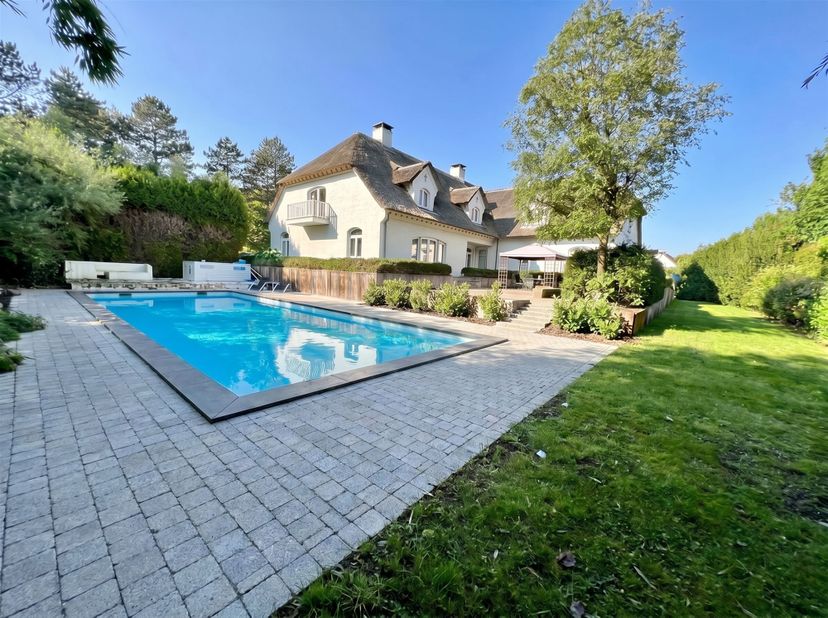 Villa exceptionnelle située dans le meilleur quartier de villas du pittoresque Pelt. Située sur un généreux terrain de 2 574 m², cette résidence offre