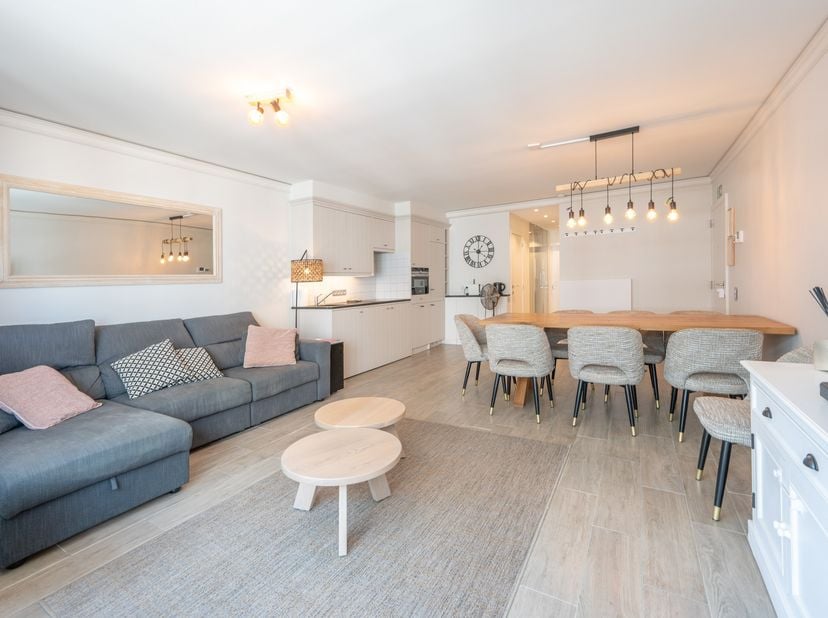 In Residentie Astoria Palace, aan het Rubensplein en op zo'n 60 meter van het Albertstrand, ligt dit volledig gerenoveerde appartement op de derde ver