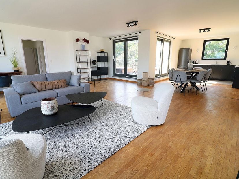 In een gebouw uit 2004, gelegen nabij tram 8, Woluwe park, winkels en scholen<br />
Prachtig gerenoveerd en modern gemeubileerd appartement van 140m²