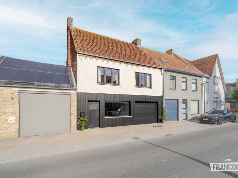 Welkom in deze ruime en instapklare woning, gelegen in het pittoreske Zevekote, waar u letterlijk onder de kerktoren woont. Hier geniet u van de rust