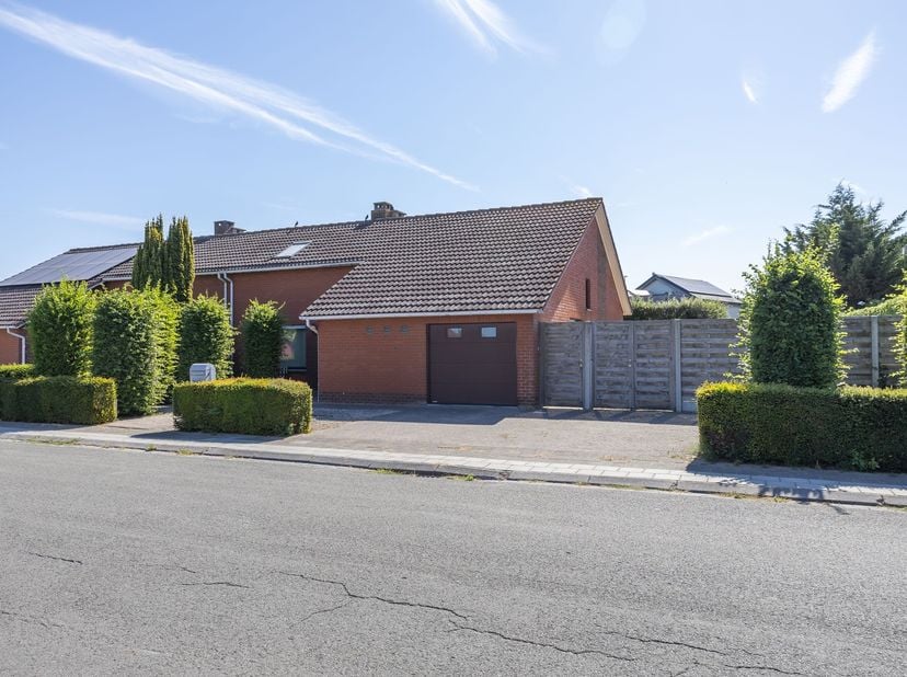 Cette charmante maison mitoyenne offre une occasion unique de créer un logement entièrement à votre goût. Avec ses 5 chambres, sa salle de bains équip
