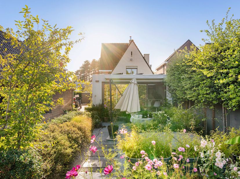 Nabij het dorp van Eke bevindt zich deze charmante openstaande woning op een mooi en ruim perceel van 934 m². De woning werd gebouwd in de jaren ’50 e