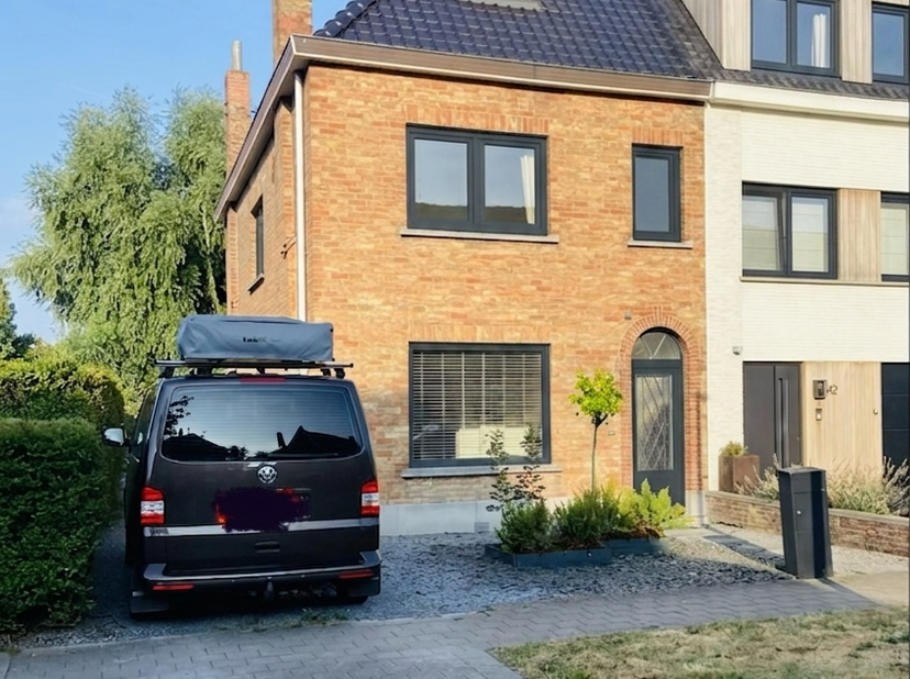 Charmante HOB met een zee van licht!<br />
Benedenverdieping: inkomhal met wc en trap. Daarnaast de living met zithoek, eetplaats en ruime keuken. Aan