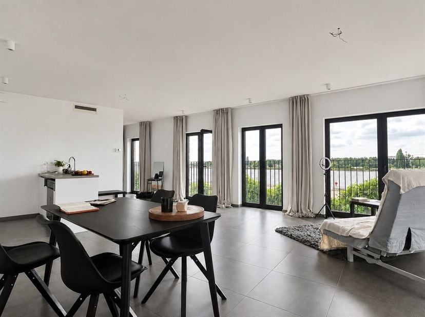 Surf naar www.abricasa.be en plan jouw verhuurafspraak in samen met onze digitale assistente Alice!<br />
Wonen met zicht op de Schelde? Dit stijlvoll