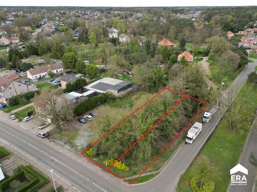 Bouwgrond voor een halfopen bebouwing op een perceel van 7are, met een straatbreedte van ca. 11 meter. Mogelijkheid om naastliggende grond ook mee aan
