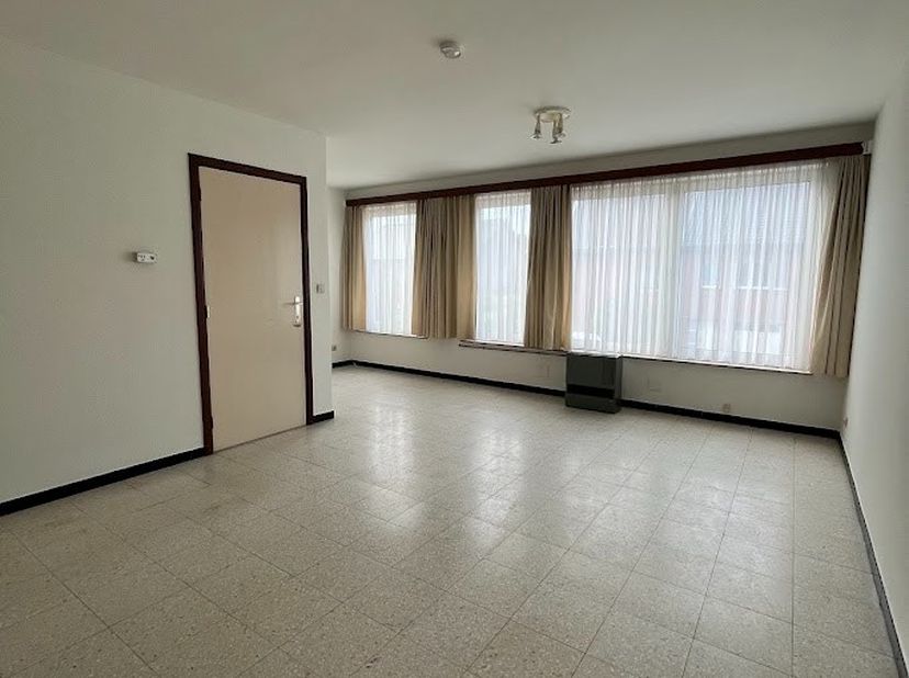 Rustig gelegen appartement met 2 slaapkamers en gemeenschappelijke tuin.<br />
<br />
Het appartement bestaat uit een ruime living, keuken met kasten,