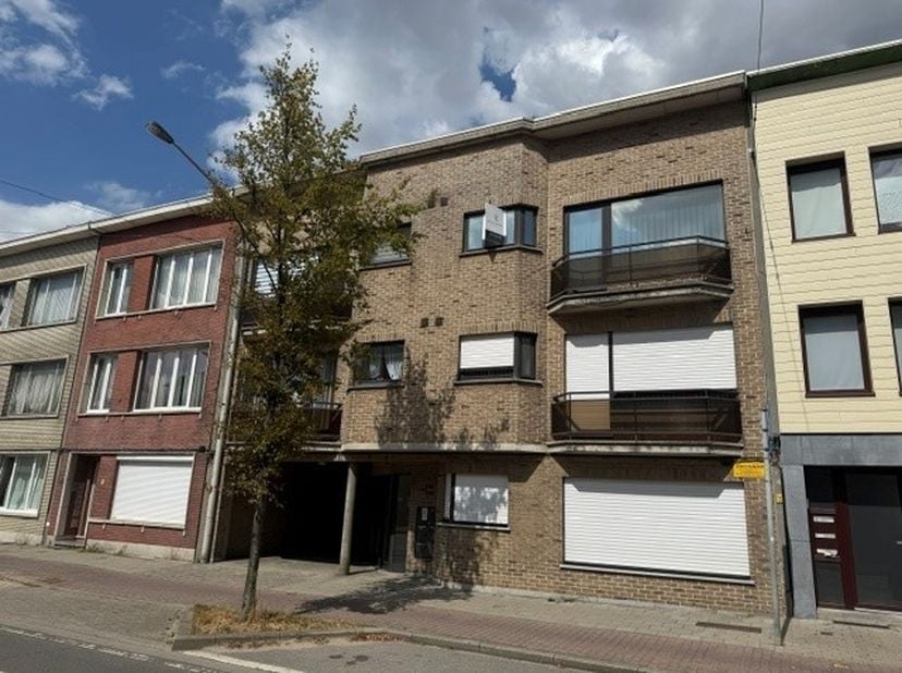 Dit lichtrijk appartement is gelegen op de 2de en bovenste verdieping van een kleinschalig gebouw in de Groenendaallaan 110 in Merksem met directie co
