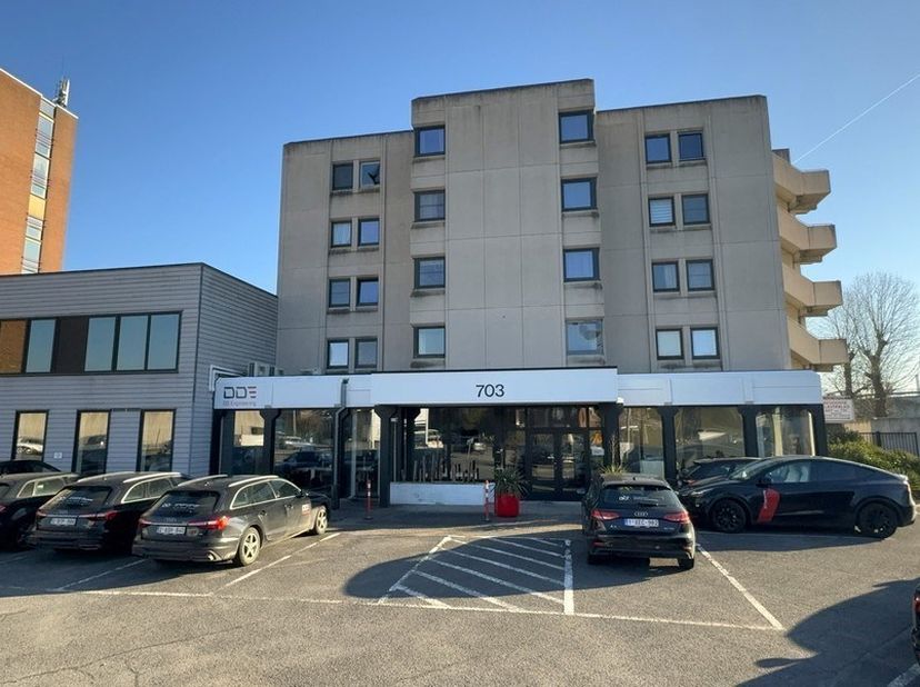 762m² ingedeelde kantoorruimte met 19 parkeerplaatsen beschikbaar.<br />
547m² kantoorruimte is verhuurd - 215m² is onmiddellijk beschikbaar<br />
Lig