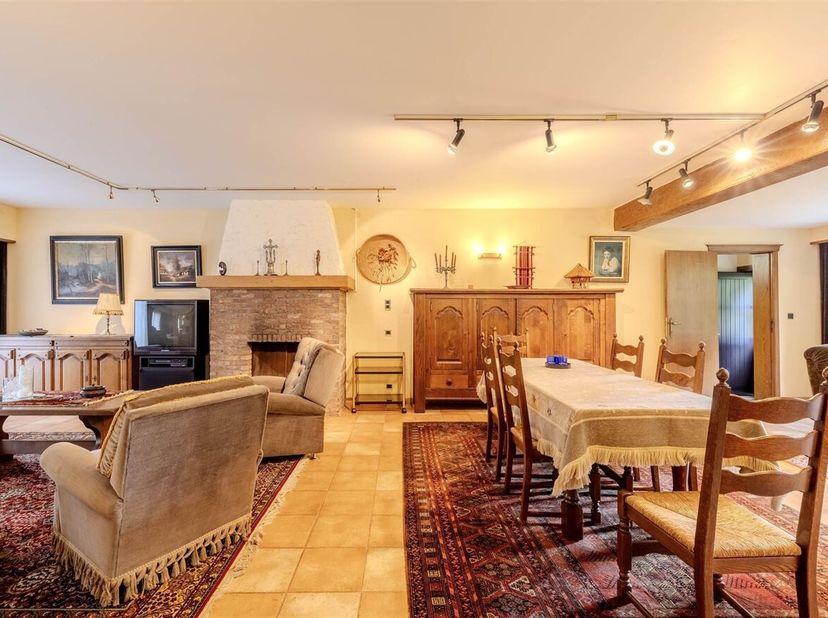 Ruime langgevelwoning met praktijkruimte en groene tuin te Laakdal<br />
Omschrijving: <br />
Bij binnenkomst word je verwelkomd in een aangename inko