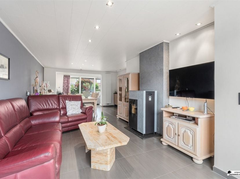 In de Zijdeling in Bredene, gelegen in een rustige straat en toch vlak bij de zee en winkels, bevindt zich deze verzorgde en energiezuinige woning. Ee