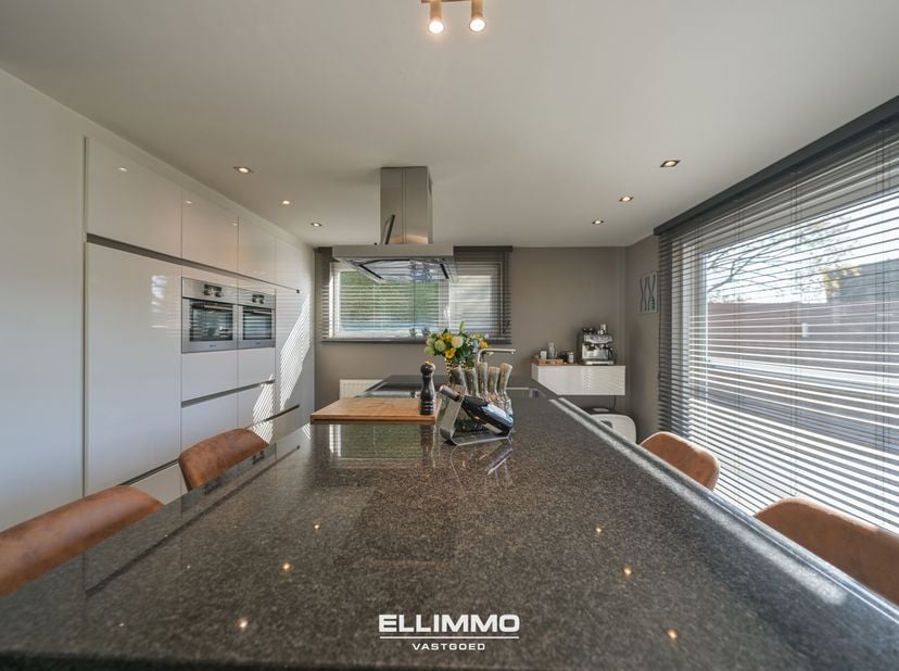 Uitzonderlijk ruim en stijlvol gelijkvloers appartement van maar liefst 142m2 waar modern comfort en warme gezelligheid pefect samenkomen. Dit apparte