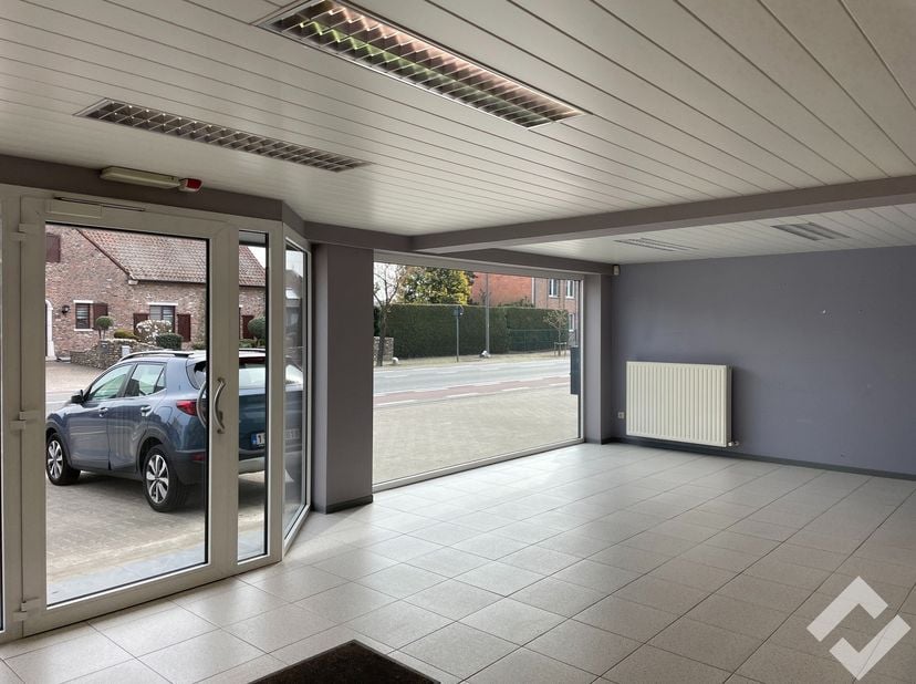 Gelijkvloers handelspand met magazijn te huur gelegen aan de drukke Stationsstraat in Lommel. Deze baan verbindt Leopoldsburg met het centrum van Lomm