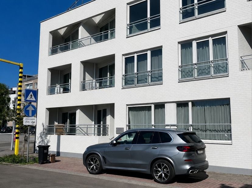 Ben je op zoek naar een interessant investeringsappartement of een instapklaar appartement op een centrale locatie in Waregem? Dan is dit recente appa