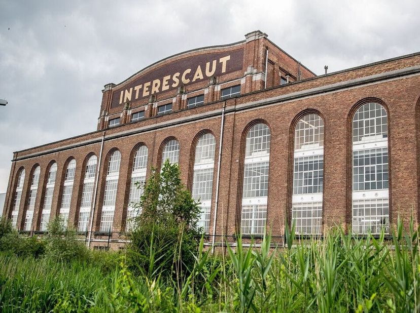 Dit ruime, instapklare kantoor te huur bevindt zich op de tweede verdieping van een uniek en karaktervol industrieel gebouw op de Interescaut-site te