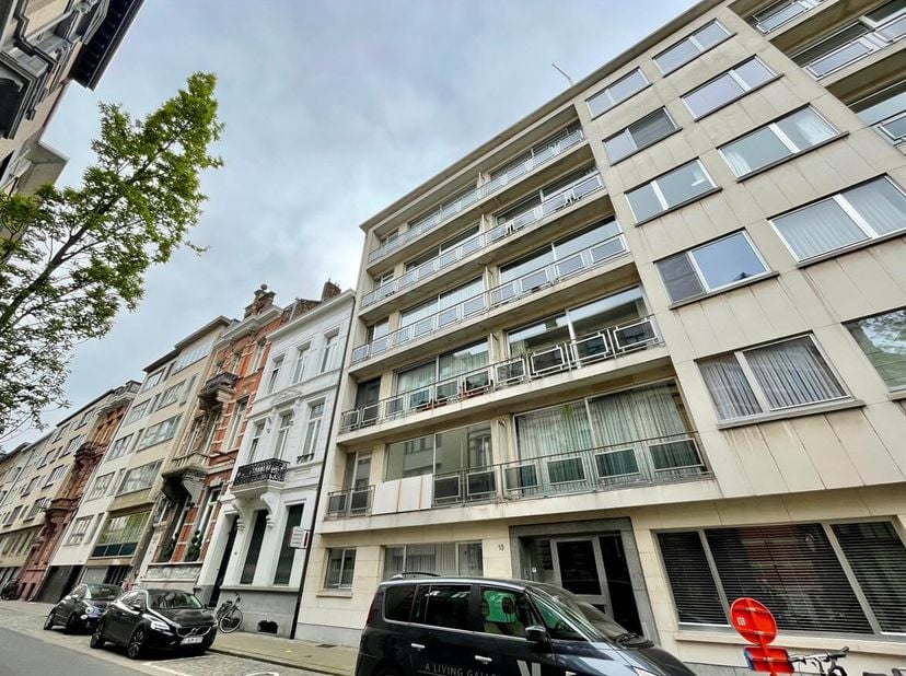 Situation : Cet appartement jouit d'une situation extrêmement centrale à Anvers Sud, dans une rue secondaire de la Mechelsesteenweg. Grâce à la proxim