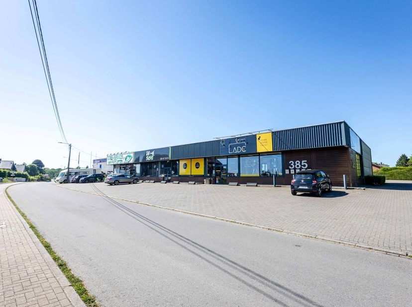 Gembloux – Chaussée de Charleroi, sur un axe à très fort passage offrant une excellente visibilité, superbe espace horeca de ± 250 m² prêt à l'exploit