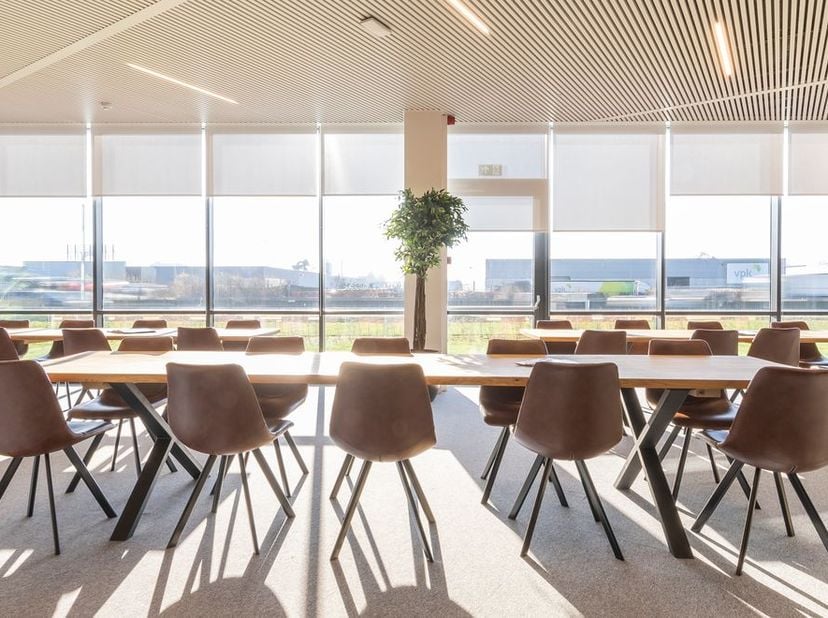 Strategisch gelegen naast de E40 en vlak bij afrit 19 Aalst, bevindt zich deze kantoorruimte zich op de tweede verdieping van een modern en hoogwaardi