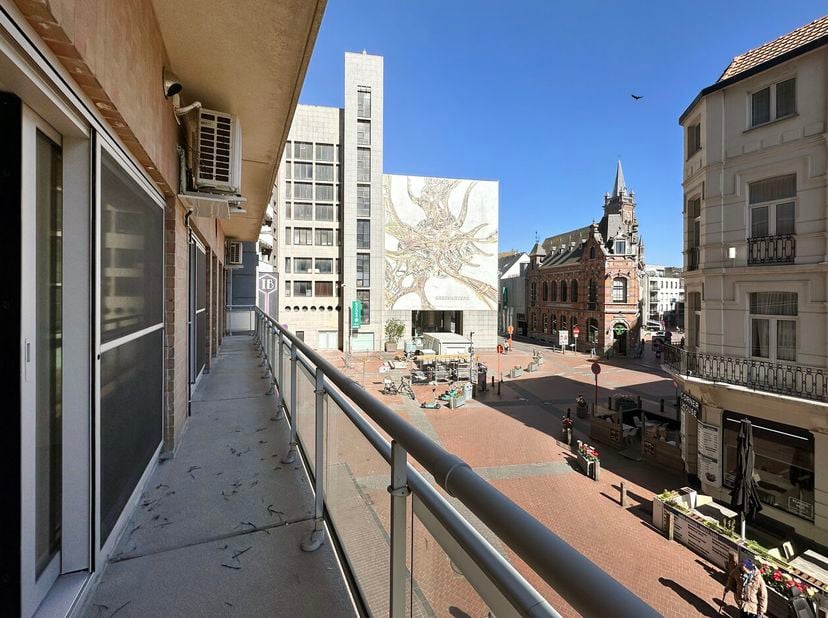 Vlak bij het Casino Blankenberge en aan de achterzijde van de zeedijk in Blankenberge bevindt zich deze stijlvol gerenoveerde duplex van ca. 65 m².<br