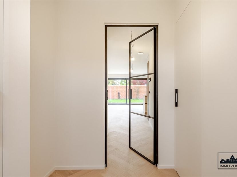 Ontdek deze stijlvolle halfopen BEN-nieuwbouwwoning waar landelijke charme en moderne luxe elkaar versterken. Gelegen op een perceel van ca. 477 m² in