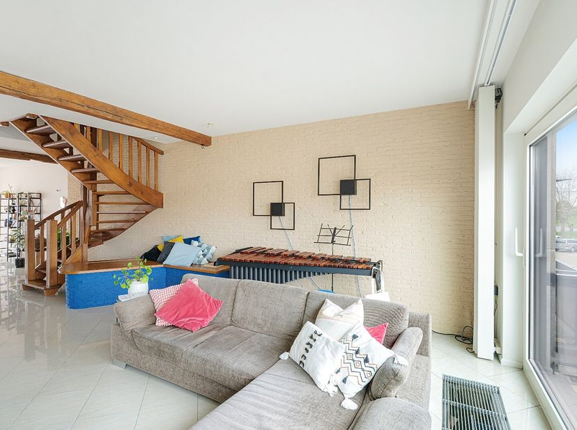 Deze ruime bel-etagewoning bevindt zich op een centrale ligging in het centrum van Heist en vormt een ideale opportuniteit voor wie op zoek is naar ee
