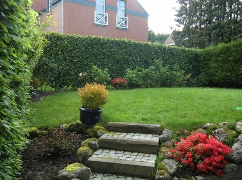 WOLUWE-SAINT-PIERRE, à proximité de la place Dumon et de ses nombreuses facilités. Jolie MAISON (4ch/2sdb) bel-étage de 230m² avec jardin, parking et