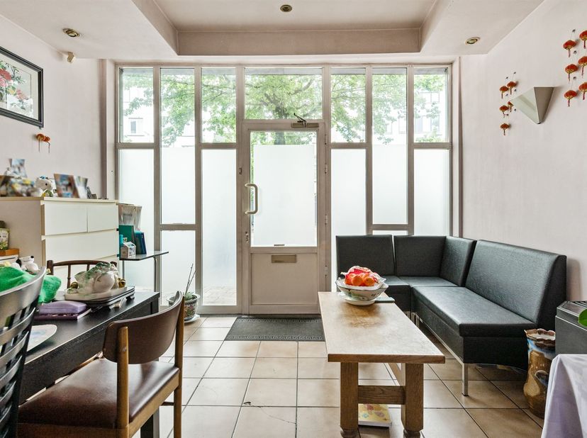 Handelshuis met vier slaapkamers te koop in Antwerpen!<br />
<br />
Ligging:<br />
Dit handelshuis is strategisch gelegen in een commerciële buurt