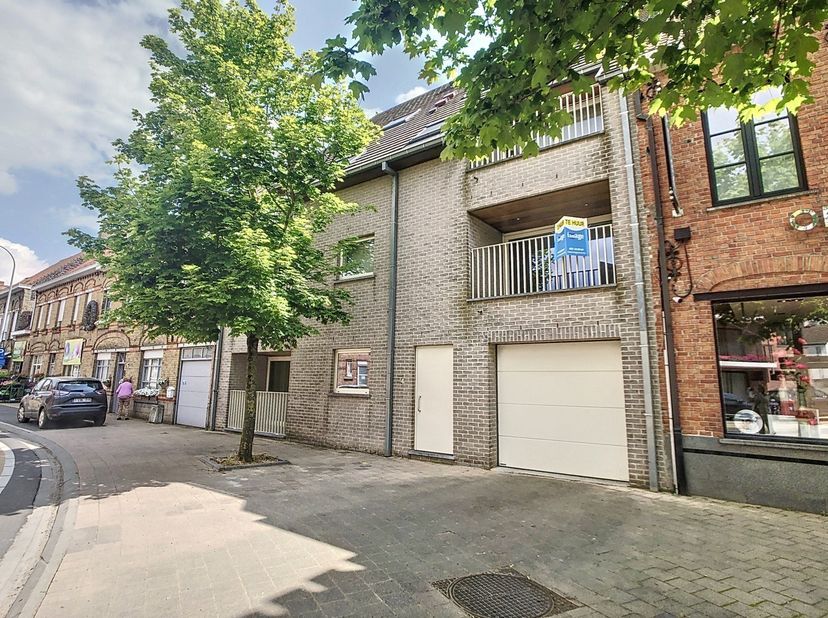 Dit verzorgd appartement is gelegen in het centrum van Passendale en omvat inkomhal, living, ingerichte half-open keuken, bergruimte, badkamer voorzie