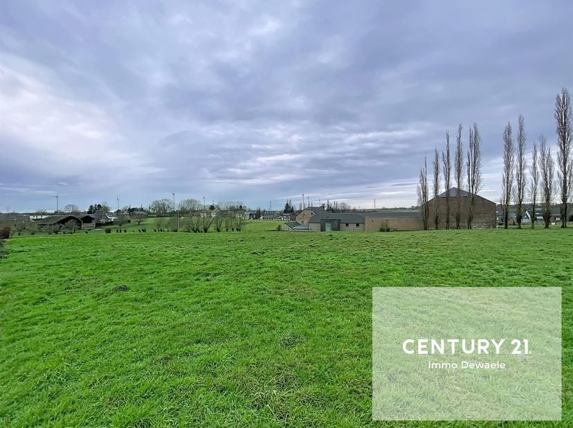 (BUZET) Gelegen in een landelijke woonomgeving, biedt een bouwperceel van 1071 m² (20 m breed) een prachtig uitzicht aan zowel de voor- als achterzijd