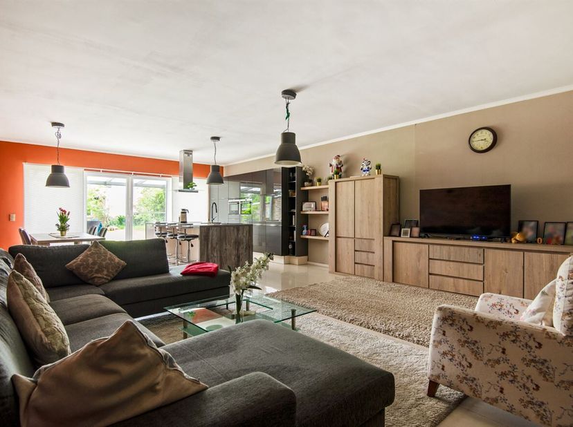 Ruime gezinswoning met 4 slaapkamers en westgerichte tuin<br />
Deze woning is gelegen in een rustige woonwijk met veel groen in de directe omgeving.