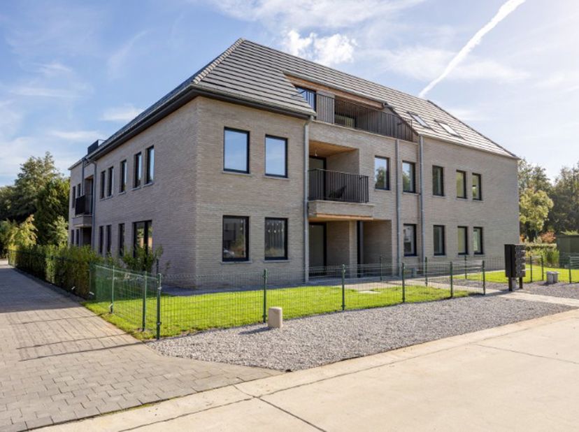 Zeer ruim, energiezuinig, instapklaar dakappartement gelegen te Mol-Ginderbuiten. Indeling, inkomhal, ruime zithoek, ingerichte keuken met eethoek, be