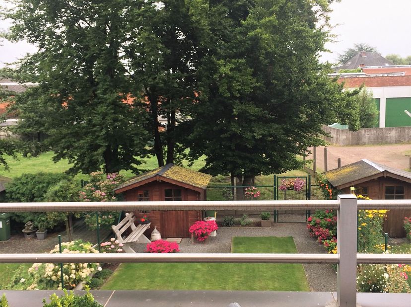 Recent ruim duplex app. Via het grote zuidelijk georiënteerd terras kan men genieten van het groen uitzicht. Eenmaal binnen geeft dit appartement het